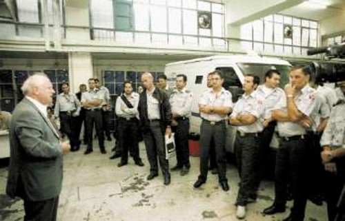 Ο βουλευτής του ΚΚΕ μιλάει στους εργαζόμενους της «WACKENHUT»