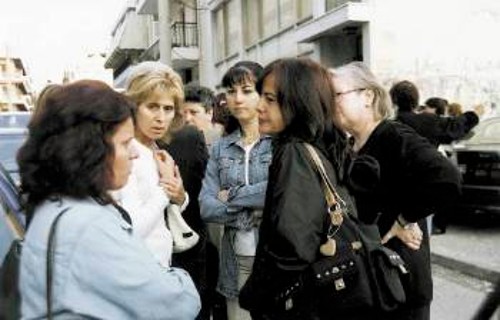 «Πηγαδάκια» και κουβέντα στην πύλη του εργοστασίου