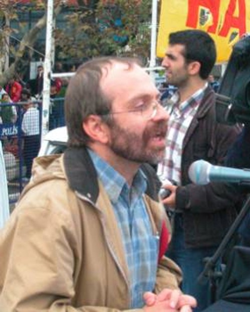 Ο Κεμάλ Οκουγιάν ενώ απευθύνεται στους συγκεντρωμένους