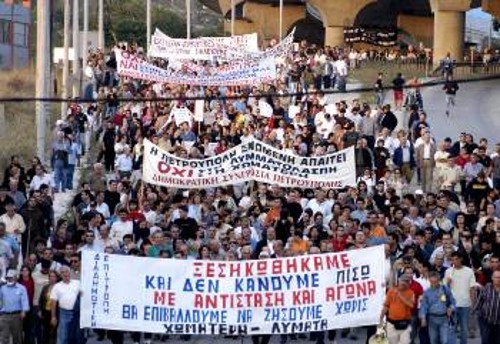 Οι συγκεντρωμένοι λίγο πριν φτάσουν στην είσοδο της χωματερής