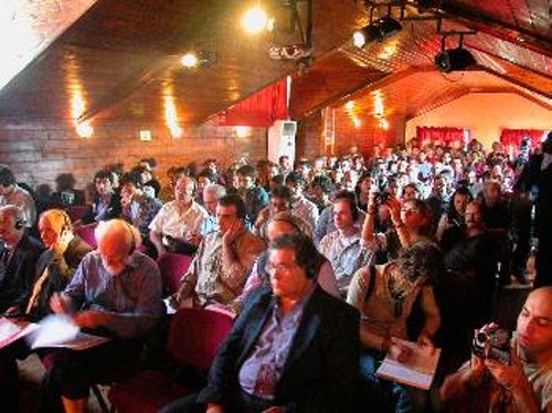 Αποψη της αίθουσας όπου έγινε η Διεθνής Συνάντηση. Στις πρώτες σειρές οι αντιπροσωπείες των κομμάτων