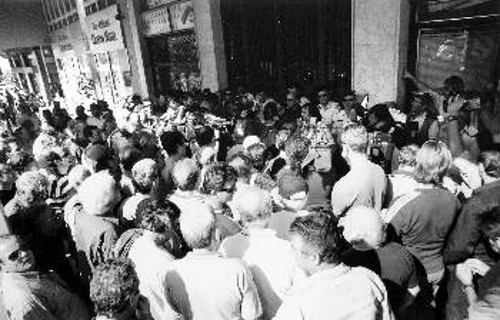 Ο Σωτήρης Πουλικόγιαννης, πρόεδρος του Συνδικάτου Μετάλλου Πειραιά, ανακοινώνει στους εργαζόμενους το αποτέλεσμα της μαζικής τους παράστασης στο υπουργείο Εργασίας