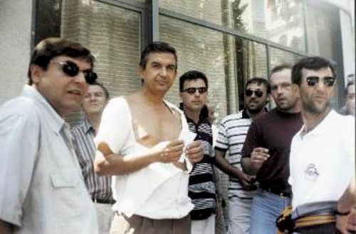 Ο Τάκης Τσιόγκας, λίγο μετά τη δολοφονική επίθεση που δέχτηκε από τους «μπράβους» των αδερφών Σαράντη τον Αύγουστο του 2000