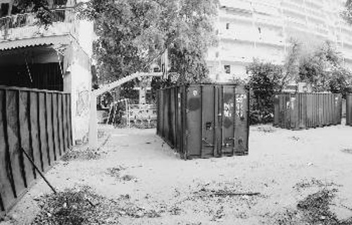 Δεν έφτανε που είναι ερείπιο το ενοικιαζόμενο κτίριο του σχολείου, ο ιδιοκτήτης έριξε και τρία κοντέινερ στην αυλή