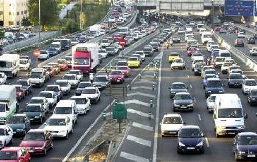 Η αυξημένη πρωινή κυκλοφορία στους δρόμους της Μαδρίτης είναι συνέπεια της σκόπιμης αργοπορίας που κάνουν, σαν ένδειξη διαμαρτυρίας, οι οδηγοί φορτηγών