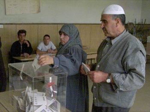 Αλβανοί κάτοικοι της ΠΓΔΜ, την ώρα της ψηφοφορίας