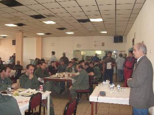 Ο Αγγ. Τζέκης ενώ μιλά σε εργάτες της ΔΕΗ