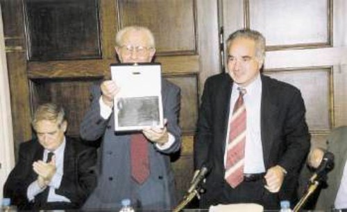 Ο Ευ. Μαχαίρας δείχνει την τιμητική πλακέτα