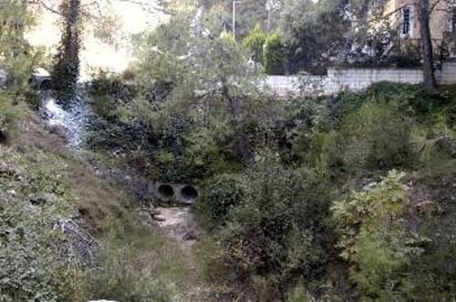 Τη λύση των αγωγών την είχαν βρει οι μελλοντικοί γείτονες που ήδη μένουν στη βίλα που έφτιαξαν, όπως φαίνεται, στο ρέμα