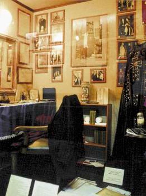 Αμέτρητα κειμήλια του νεοελληνικού θεάτρου στριμώχνονται σε μια σταλιά τόπο