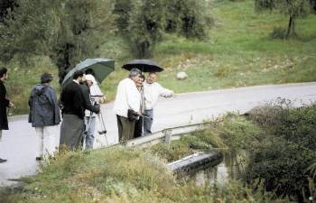 Στο γεφυράκι του Αγίου Θωμά, οι κάτοικοι δείχνουν στο «Ρ» το σημείο απ' όπου ξεκινάει η μόλυνση...