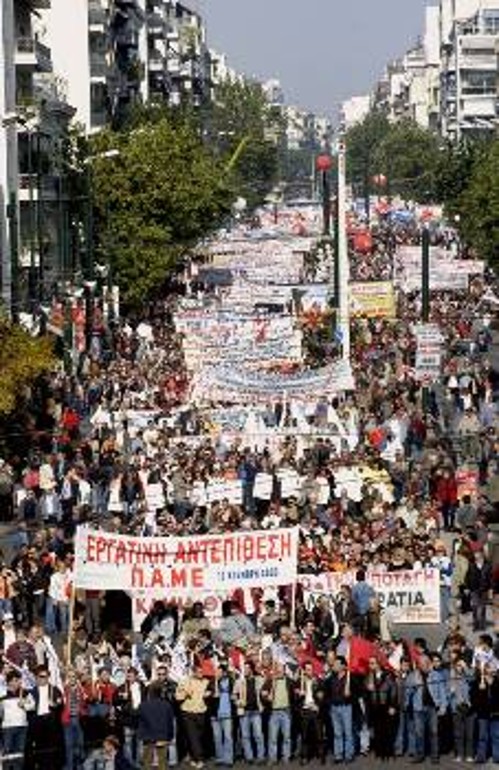 Νοέμβρης 2005: πλήθος εργατόκοσμου από κάθε πόλη της χώρας συμμετέχει στο πανελλαδικό συλλαλητήριο του ΠΑΜΕ στην Αθήνα