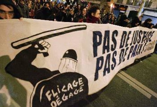 «Εξω η αστυνομία -Χωρίς δικαιοσύνη δεν υπάρχει ειρήνη». Μαθητές διαδηλώνουν στο Παρίσι ενάντια στα μέτρα καταστολής καταστολή