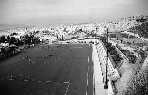 Ακόμα και εάν καταφέρουν κάποιοι να βρουν χρόνο άθλησης στην «Αλεπότρυπα» (φωτ.) κινδυνεύουν με τραυματισμούς