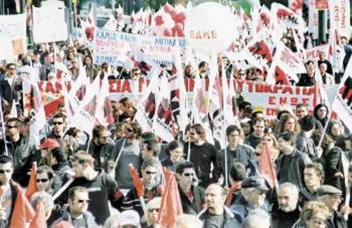 Το ΠΑΜΕ καλεί τους εργαζόμενους στις πρώην ΔΕΚΟ, με την κοινή τους δράση, το συντονισμό τους με την υπόλοιπη εργατική τάξη, να χαλάσουν τα σχέδια κυβέρνησης, ΠΑΣΟΚ και των ΣΥΝεταίρων τους