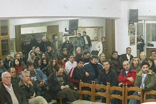 Η σύσκεψη του ΠΑΜΕ βρίσκεται σε εξέλιξη. Οι ασφαλίτες (σε κύκλο στη φωτογραφία) εκτελούν την εντεταλμένη υπηρεσία τους, λίγο πριν οι συνδικαλιστές τους πιάσουν στα πράσα