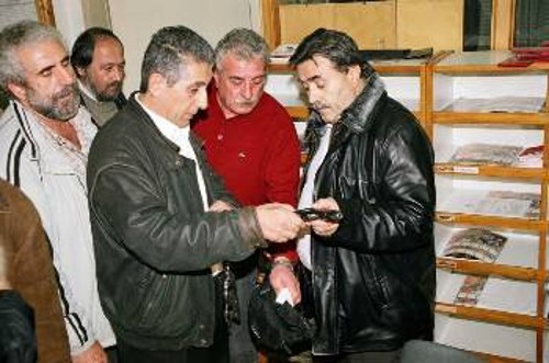 Συνδικαλιστές του ΠΑΜΕ παραδίδουν στους προϊσταμένους της Αστυνομίας τους ασφαλίτες και τον εξοπλισμό τους