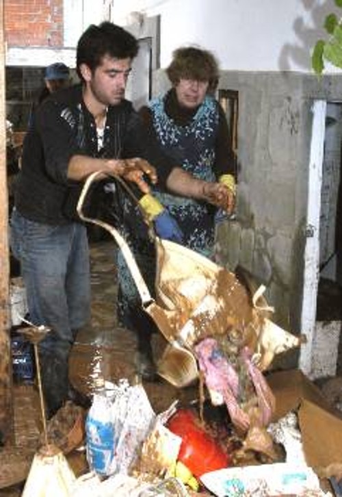 Αντιμέτωποι με τις λάσπες και την καταστροφή βρέθηκαν οι κάτοικοι μετά από τις δύο μέρες της κακοκαιρίας