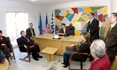 Η Αλέκα Παπαρήγα και το κλιμάκιο του Κόμματος στη συνάντηση με το δήμαρχο Μαραθώνα