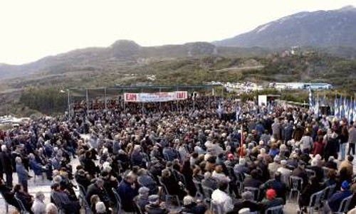 Χιλιάδες αντιστασιακοί και φίλοι της Αντίστασης, κομμουνιστές και νεολαίοι, έφθασαν από κάθε γωνιά της χώρας για να τιμήσουν την επέτειο του Γοργοπόταμου