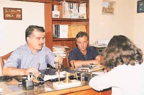 Ο Γ. Τούσσας και ο Χ. Χαλτσοτάκης μιλούν στη συντάκτρια του «Ρ»