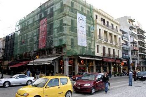 Η ανάπλαση των προσόψεων μπορεί να «ομορφύνει» την Πάτρα, που θα γίνει Πολιτιστική Πρωτεύουσα. Την «ομορφιά» αυτή, όμως, θα την πληρώσουν οι εργαζόμενοι της πόλης...