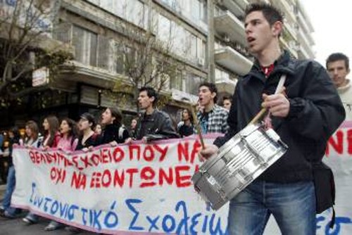 Εκατοντάδες μαθητές, φοιτητές, σπουδαστές, μεταπτυχιακοί φοιτητές διαδήλωσαν χτες στο κέντρο της Θεσσαλονίκης