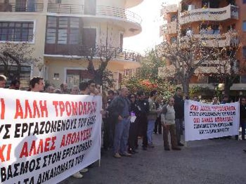 Οι εργαζόμενοι έξω από το Καζίνο, περιφρουρούν με αποφασιστικότητα την απεργία τους