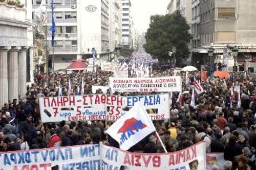 Από την απεργιακή συγκέντρωση του ΠΑΜΕ στην Αθήνα την περασμένη Τετάρτη