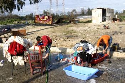 Καταυλισμός Τσιγγάνων δίπλα στο Διακονιάρη.Πόσο «πολιτιστική»θα είναι η Πάτρα αυτές τις μέρες, γι' αυτούς τους ανθρώπους;