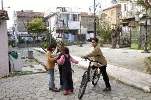 Οι εργολάβοι κερδίζουν από τις λεγόμενες αναπλάσεις, αλλά στις λαϊκές γειτονιές δεν υπάρχουν υποδομές και φυσικά ούτε λόγος για... πολιτισμό