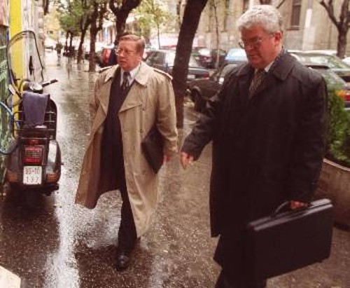 Ρώσοι διπλωμάτες ενώ πηγαίνουν να επισκεφτούν τον Β. Κοστούνιτσα