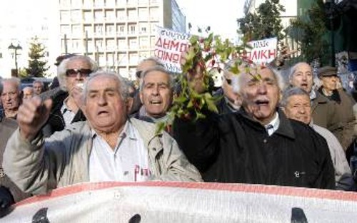 Η κυβέρνηση σφίγγει τη θηλιά στο λαιμό των συνταξιούχων. Η αγωνιστική απάντηση είναι μονόδρομος