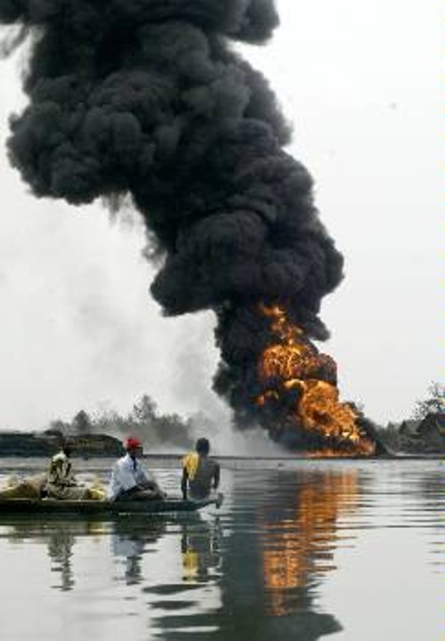 Με το φόβο των εκρήξεων στους πετρελαϊκούς αγωγούς των πολυεθνικών ζουν καθημερινά εκατοντάδες χιλιάδες κάτοικοι στο Δέλτα του Νίγηρα...