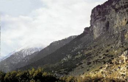 Η σπηλιά όπου είχε το στρατηγείο του ο Οδ. Ανδρούτσος