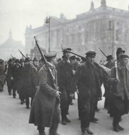 Γερμανία 1918: Επαναστάτες στο Βερολίνο με τα όπλα στους ώμους 
