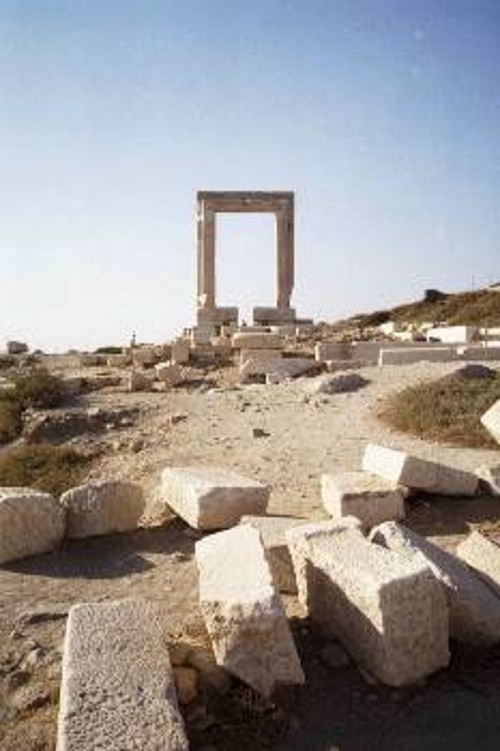 Η Πορτάρα, το μαρμάρινο «Π» - ό,τι απέμεινε από το ναό του Απόλλωνα