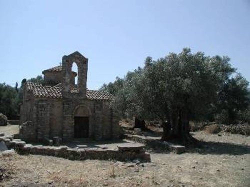 Χαρακτηριστικό Βυζαντινό εκκλησάκι, ανάμεσα σε παλαιά ελαιόδεντρα
