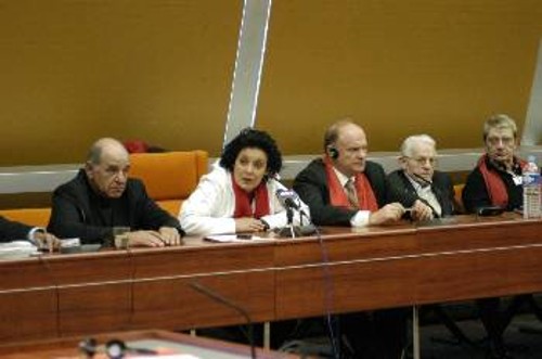 Το προεδρείο της συνέντευξης Τύπου