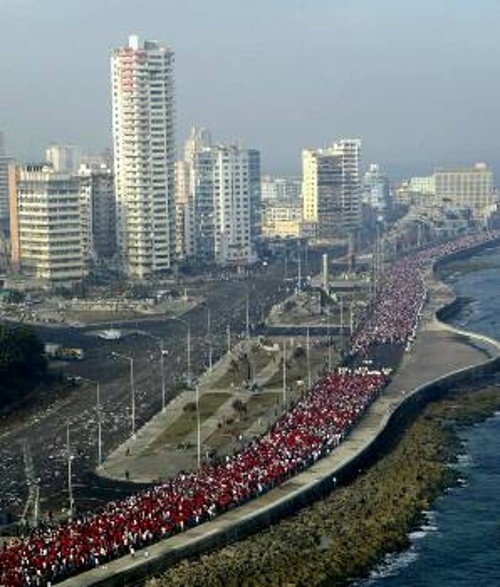 Εκατομμύρια Κουβανών διαδήλωσαν για άλλη μια φορά στην Αβάνα στις 24 του Γενάρη για την απελευθέρωση των 5 Κουβανών Ηρώων και την έκδοση του εγκληματία Καρίλες στη Βενεζουέλα