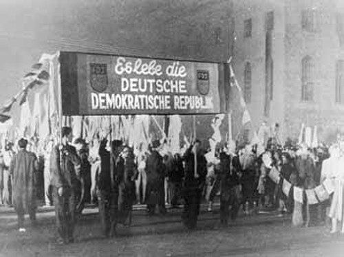 Συγκέντρωση Γερμανών εργαζομένων στις 11 Οκτώβρη 1949 στο Βερολίνο για το γιορτασμό της ανακήρυξης της Λαοκρατικής Δημοκρατίας της Γερμανίας