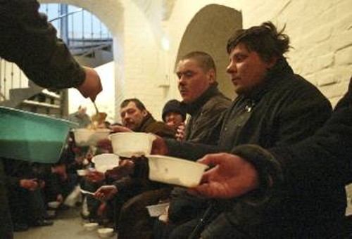 Η καπιταλιστική παλινόρθωση στη Ρωσία έχει δημιουργήσει χιλιάδες άστεγους. Εδώ, σε συσσίτιο στη Μόσχα