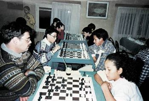 Μη διστάζετε να αντιμετωπίσετε μεγαλύτερους (σε ηλικία), αλλά και ισχυρότερους σκακιστές. Η νεάνιδα της φωτογραφίας ίσως βρέθηκε σε μειονεκτική θέση, απέκτησε, όμως, εμπειρία και θάρρος!