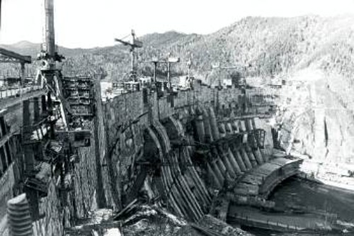 ΜΕΓΑΛΑ ΕΡΓΑ: Ο υδροηλεκτρικός σταθμός ενέργειας, στο Κρασναγιάρσκ, ένα από τα μεγαλύτερα του κόσμου, συνέβαλε ιδιαίτερα στο ενεργιακό δυναμικό της Σοβιετικής Ενωσης. Οι δέκα γεννήτριες σταθεροποίησαν την προμήθεια της ενέργειας και επιτάχυναν την ανάπτυξη της ξυλείας, της χημείας, της μεταλλουργίας και της βιομηχανίας της Σιβηρίας