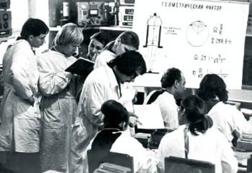Φοιτητές σε δωμάτιο μέτρησης ραδιενέργειας κάνουν υπολογισμούς μετρήσεων (ΕΣΣΔ, Οκτώβρης 1974)
