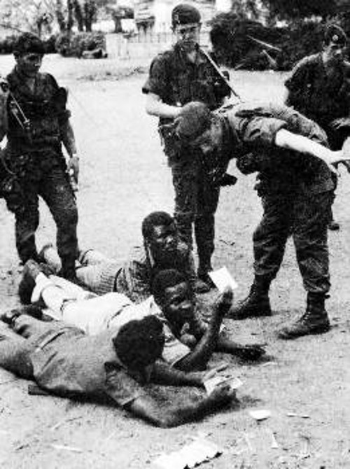 Στα έτη της δεκαετίας του '90, η Δημοκρατία του Κογκό (πρώην Ζαΐρ) ήταν ο επόμενος τόπος της όλο και πιο άμεσης σύγκρουσης μεταξύ των ιμπεριαλιστικών μπλοκ ΗΠΑ και Ευρώπης, λόγω των συμφερόντων για το πετρέλαιο (στη φωτογραφία γαλλικές στρατιωτικές δυνάμεις ελέγχουν κατοίκους της περιοχής)