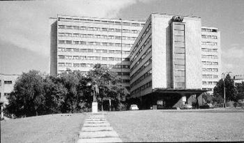 Το κτίριο των συνδικάτων, όπως ήταν τη δεκαετία του '80. Σήμερα έχει ιδιωτικοποιηθεί