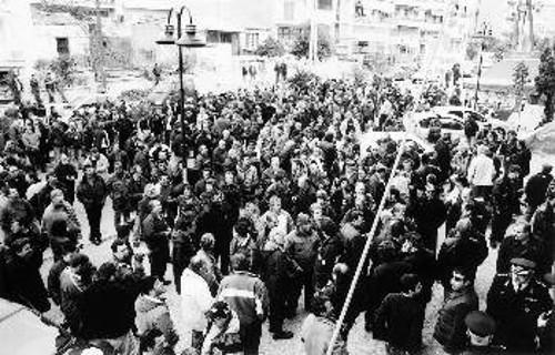 Οι εργαζόμενοι του Περάματος, με τη μαζική τους συγκέντρωση, υποχρέωσαν τον δήμαρχο και τους εργοδότες να ματαιώσουν άρον άρον τη «σύσκεψη»...