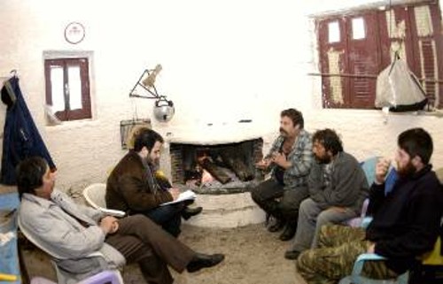 Ο συντάκτης του «Ρ» συζητά με κτηνοτρόφους σε στάνη στο Καπανδρίτι
