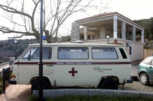 Το παροπλισμένο ασθενοφόρο του Δήμου Ερίσου. Οι κάτοικοι περιμένουν τουλάχιστον τρεις ώρες, για να 'ρθει ασθενοφόρο με οδηγό τον οδηγό του δήμου!
